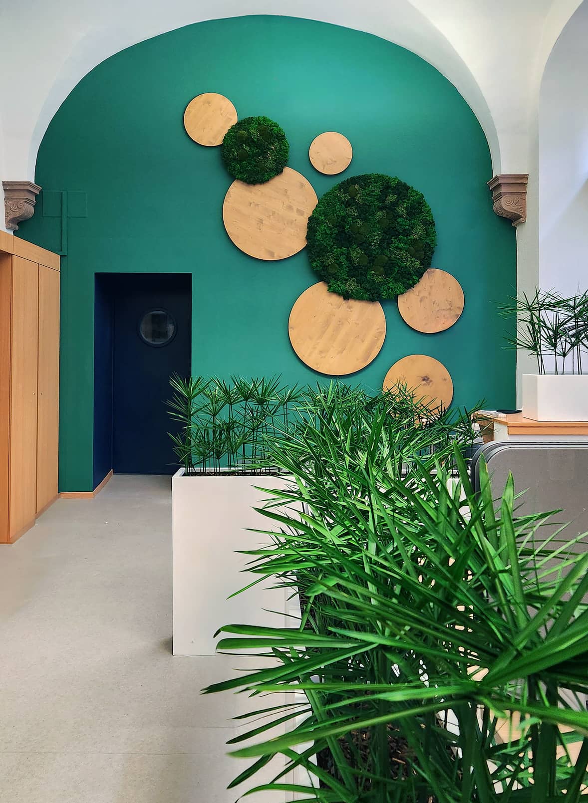 Habillage mural sur mesure bois et végétaux stabilisés, Strasbourg